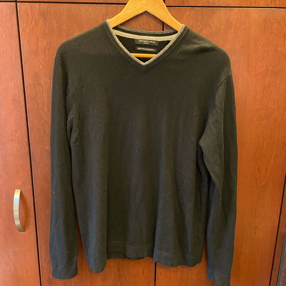 Impermeable Platinum Cashmere sweater, black, size Medium.